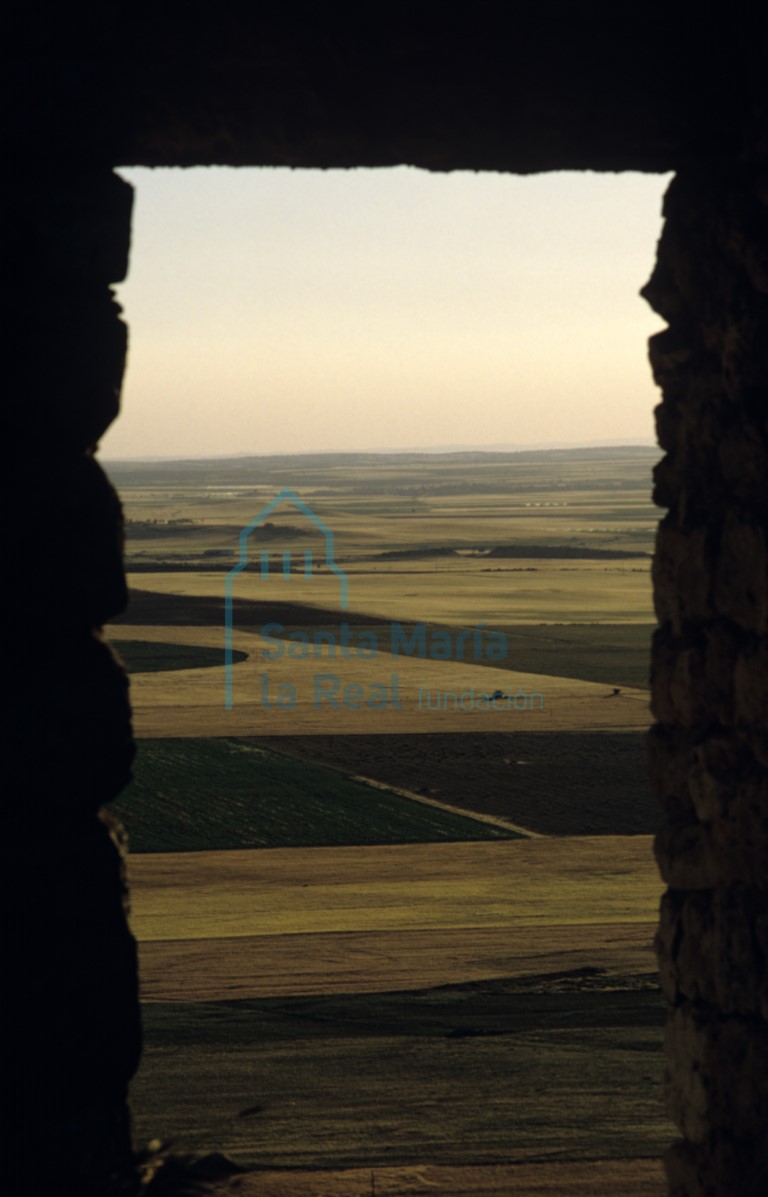Paisaje, visto bajo un hueco de la muralla, de los campos próximos a Urueña