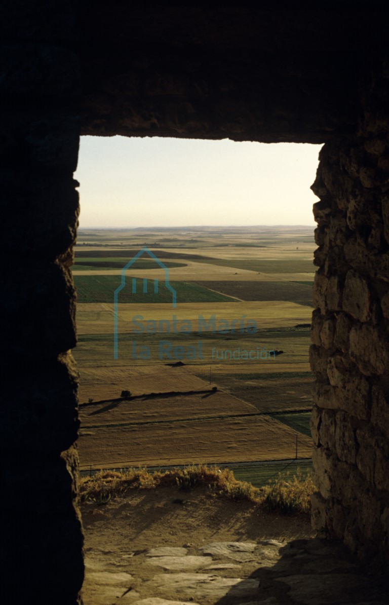 Paisaje, visto bajo un hueco de la muralla, de los campos próximos a Urueña