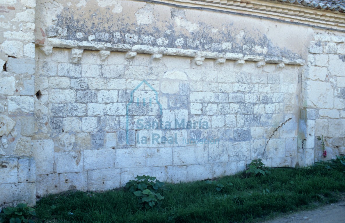 Canecillos en el muro norte