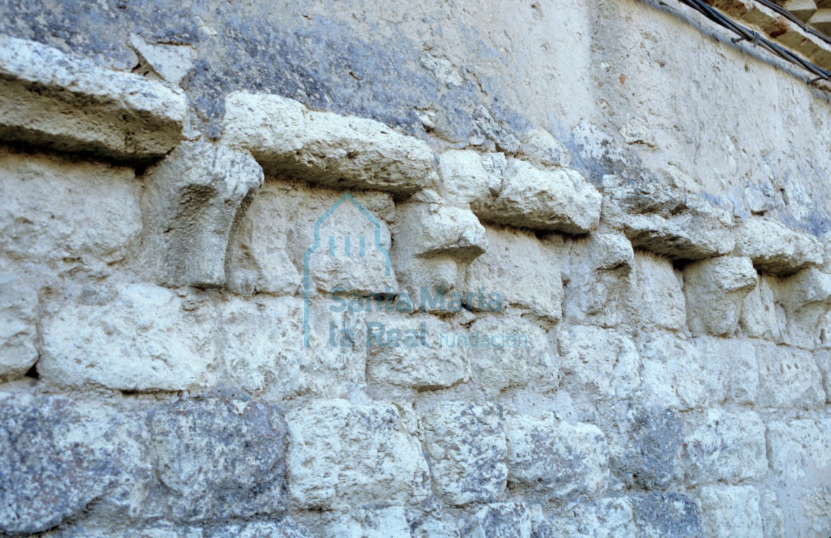Canecillos en el muro norte