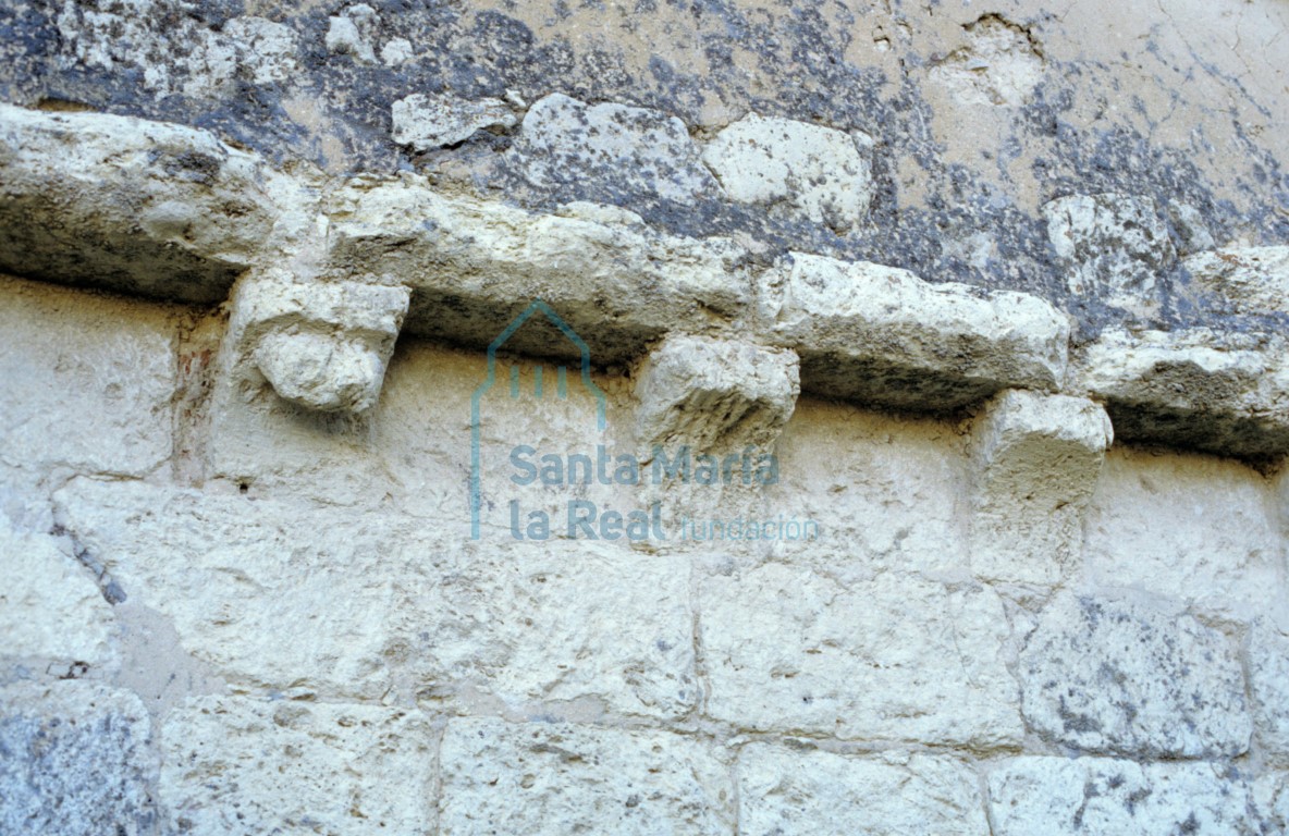 Canecillos en el muro norte