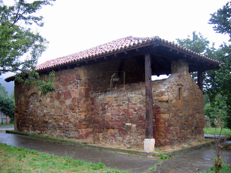 Vista general de la ermita desde el lado noreste