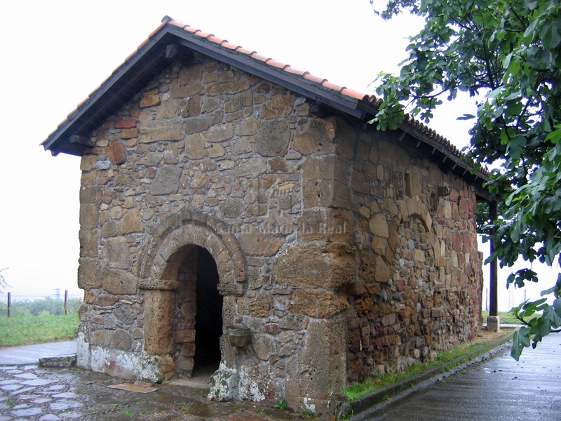 Vista general de la ermita desde el lado suroeste