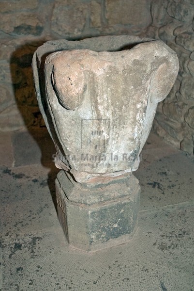 Capitel románico reutilizado como pila bautismal