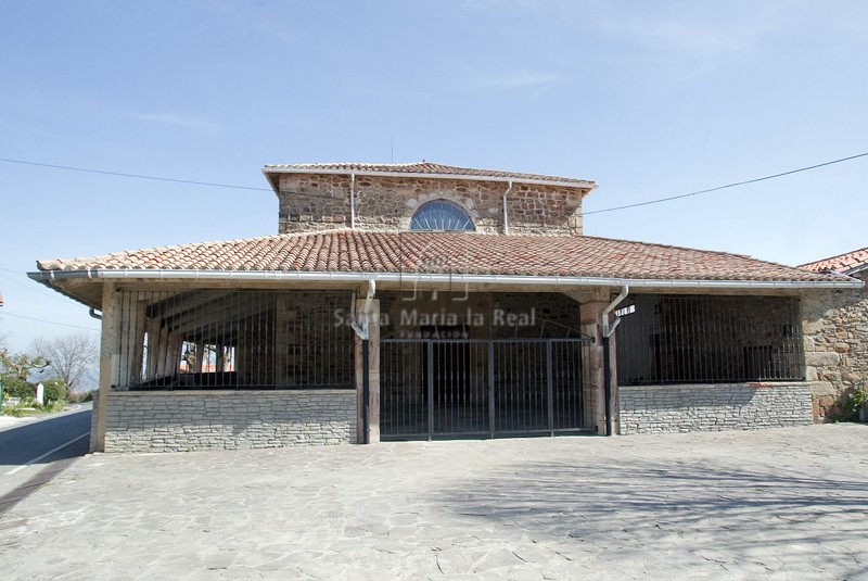 Vista general de la iglesia, dentro del pórtico está la portada románica