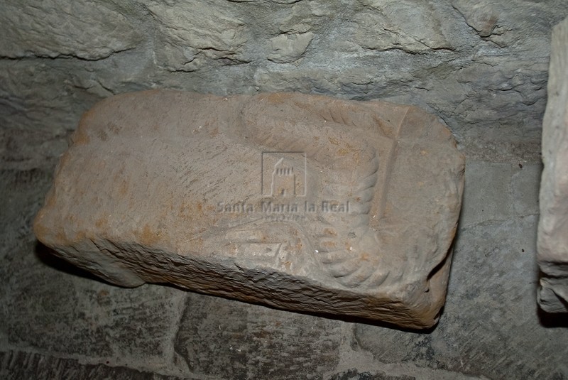 Restos románicos de piedra arenisca con decoración de sogueado