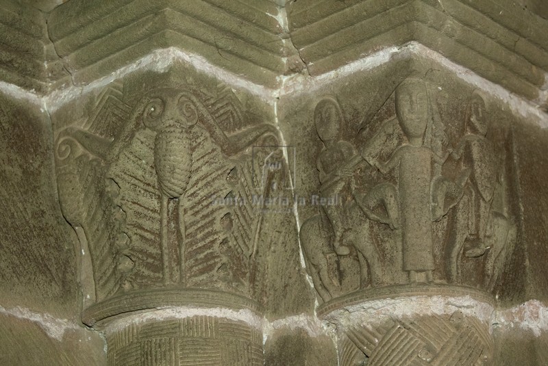 Detalle del lado derecho de la portada sur con capitel representando a la dama mediadora o Tregua de Dios