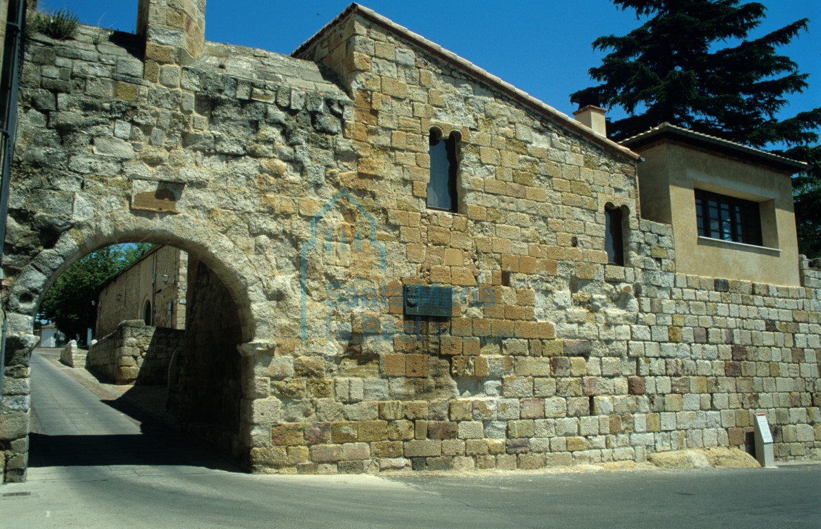 Fachada sur frente a la Puerta del Obispo