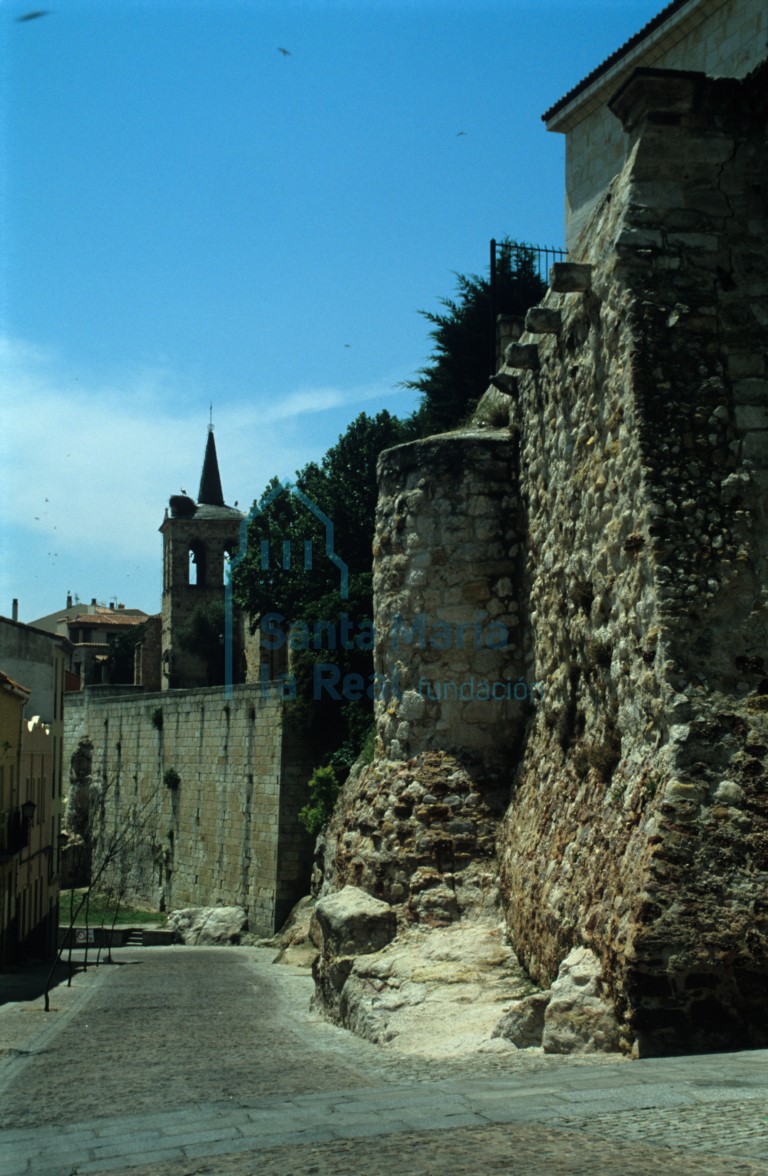 El primer recinto entre la iglesia de San Cebrián y la calle de los Herreros