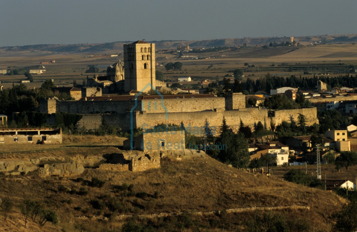 El primer recinto en su extremo oeste, bordeando el castillo