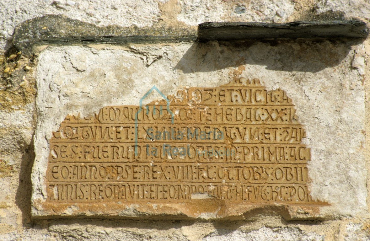 Inscripción en la Puerta del Obispo