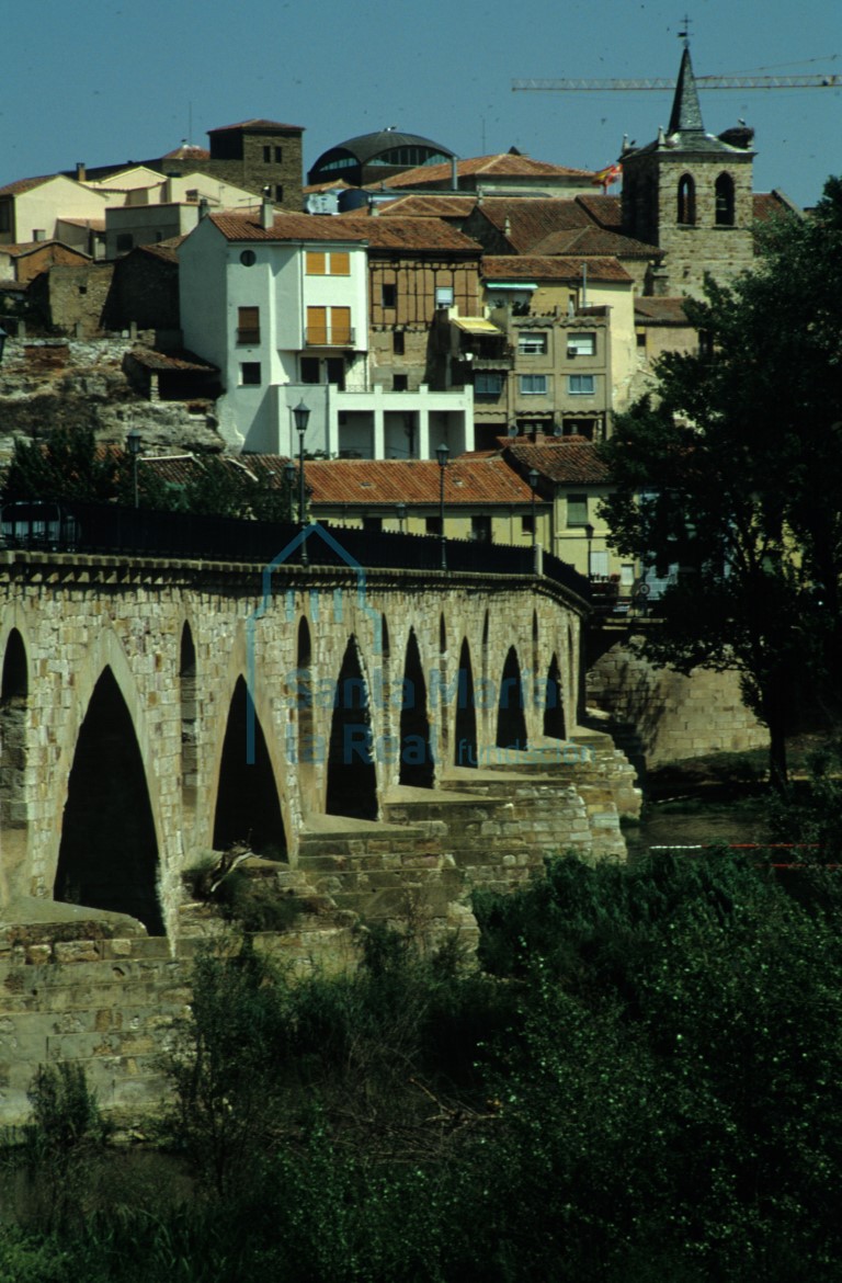 El Puente de Piedra, conocido en la Edad Media como Puente Nuevo