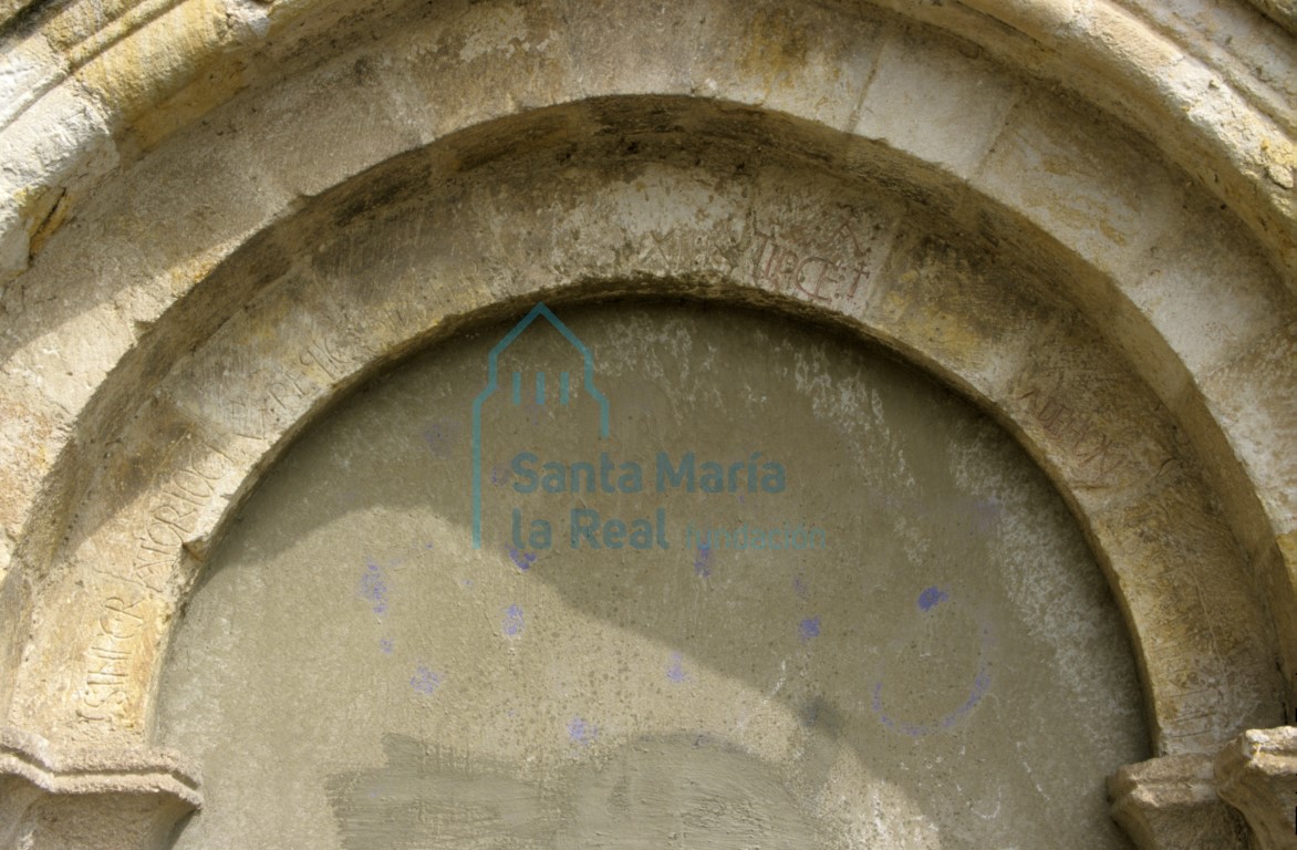 Inscripción conmemorativa de la muerte de Alfonso VII en la portada sur