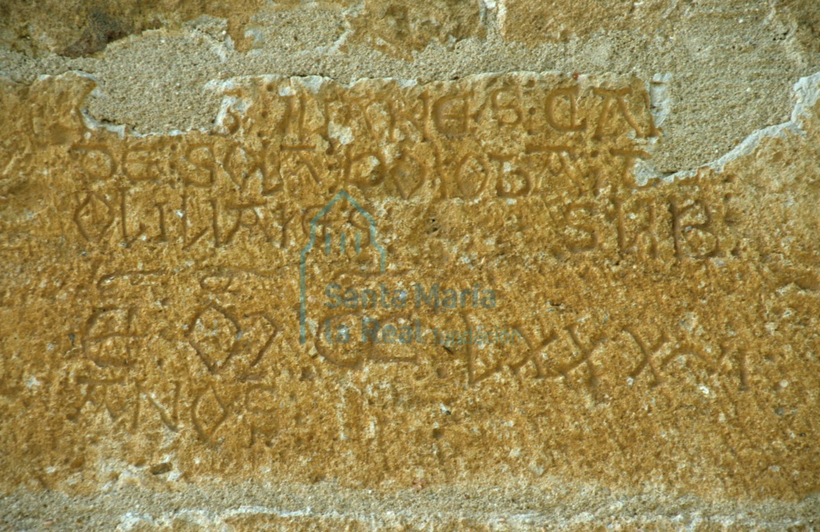 Inscripción del muro del presbiterio