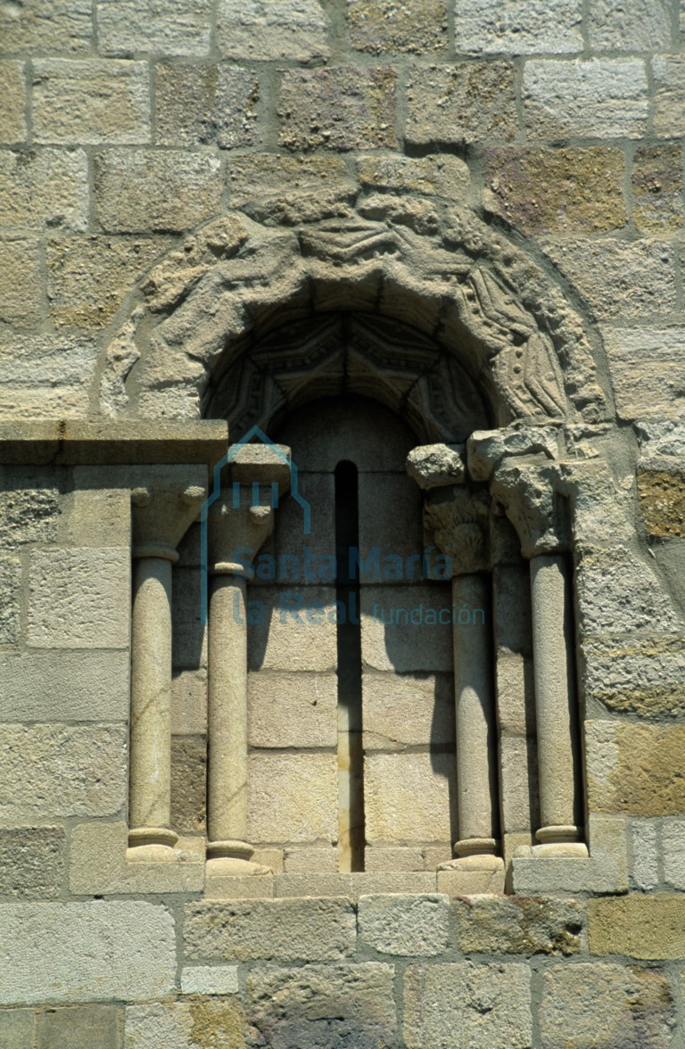 Ventana sur del ábside de la epístola