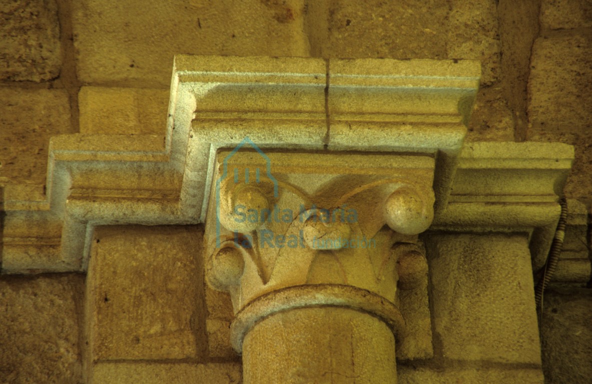 Capitel que flanquea la portada sur en el interior del templo