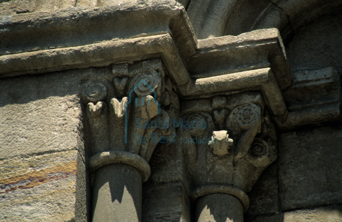 Detalle de los capiteles del ventanal sur de la nave