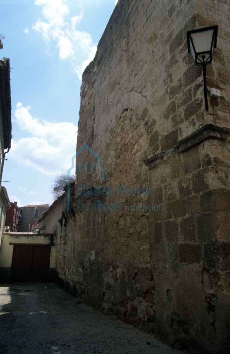 Arco cegado del pasaje de la torre y muro norte de la nave