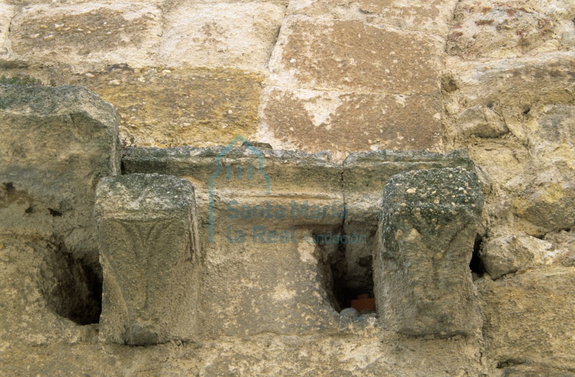 Canecillos del lienzo norte de la torre