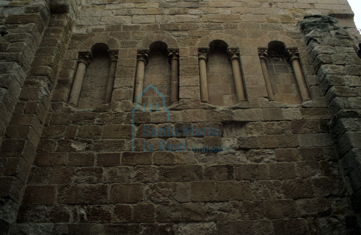 Arcos ciegos en la fachada sur