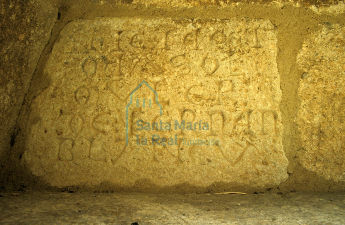 Epitafio de doña Miasol, en un arcosolio de la fachada sur