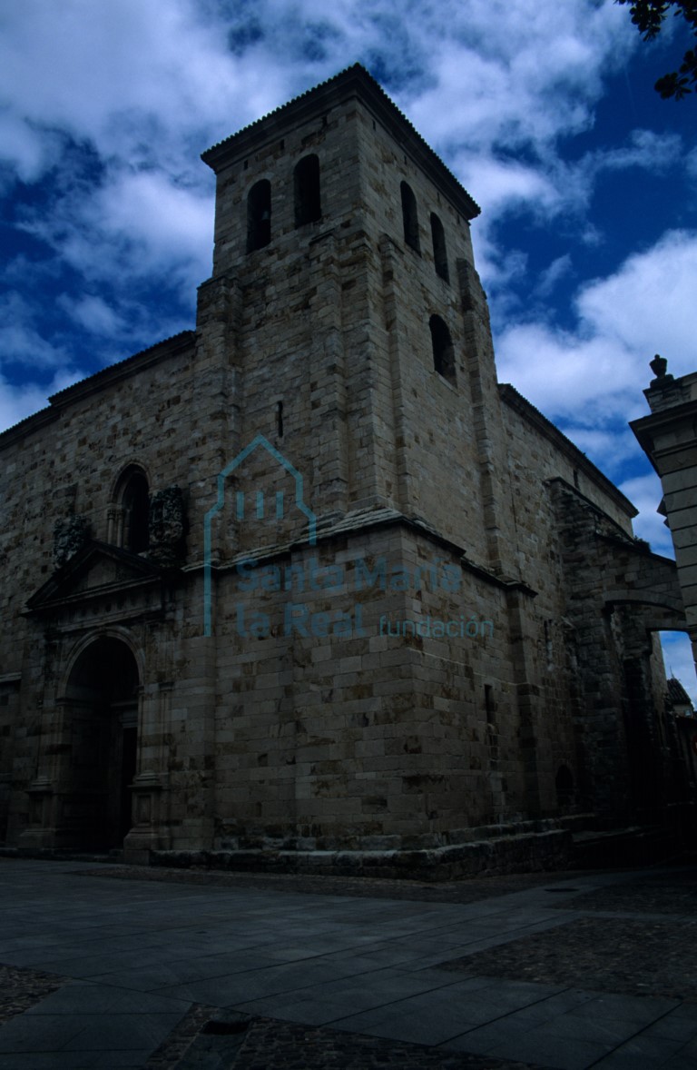 Torre y fachada occidental
