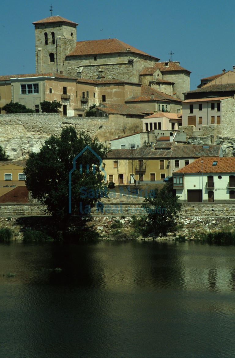 Vista desde el Puente de Piedra