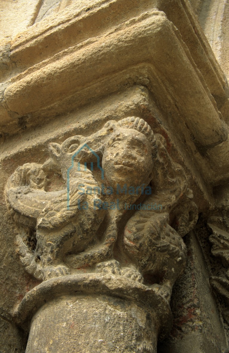 Capitel de la portada sur de la nave colateral