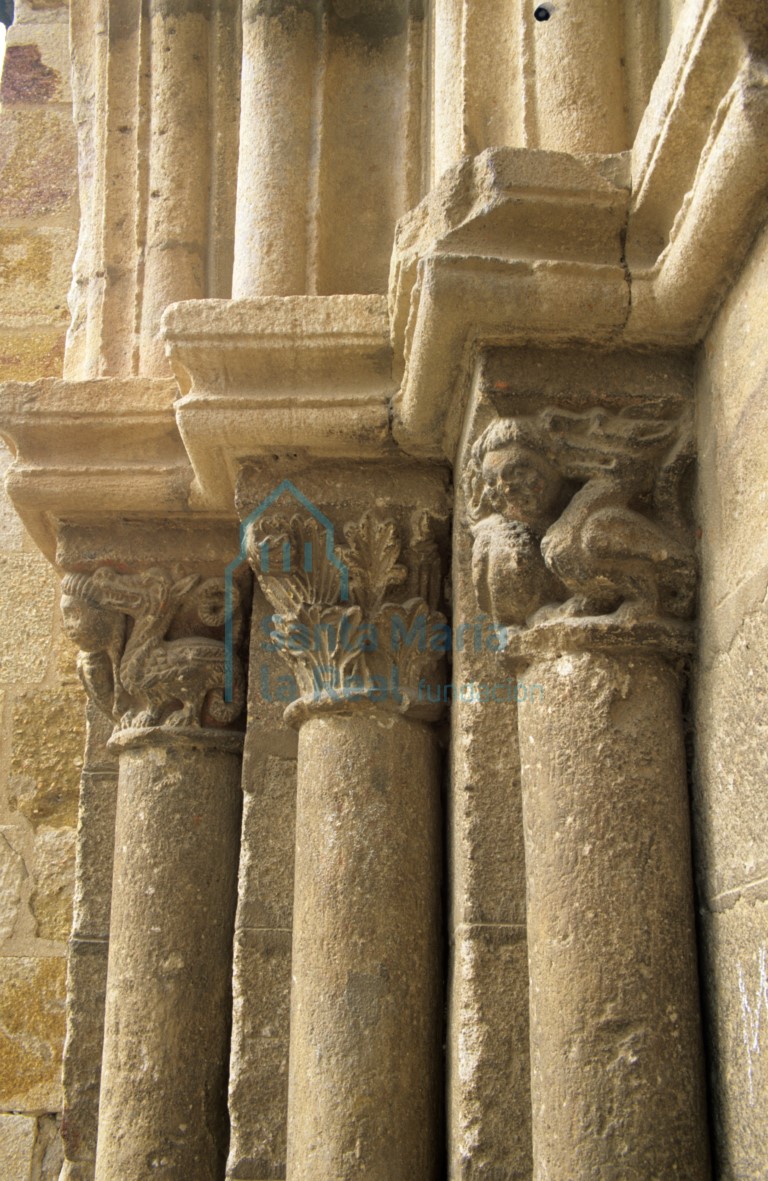 Capiteles de la portada sur de la nave colateral