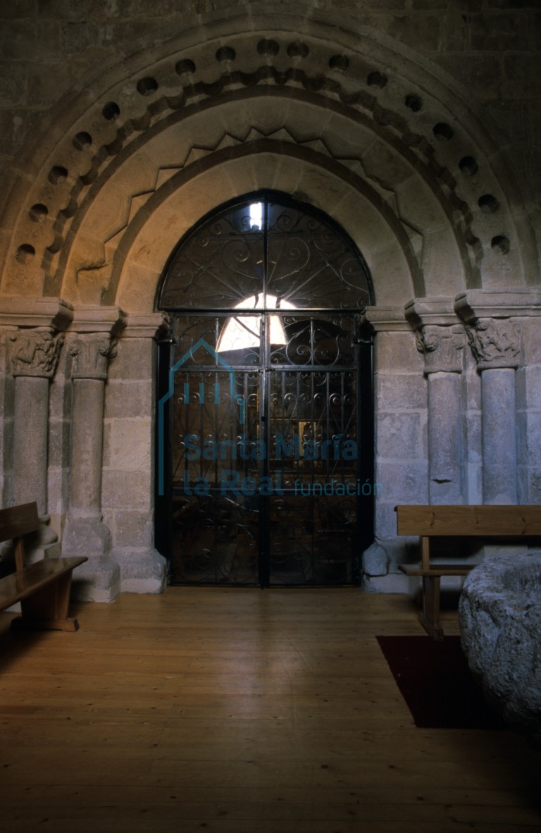 Portada meridional de la nave