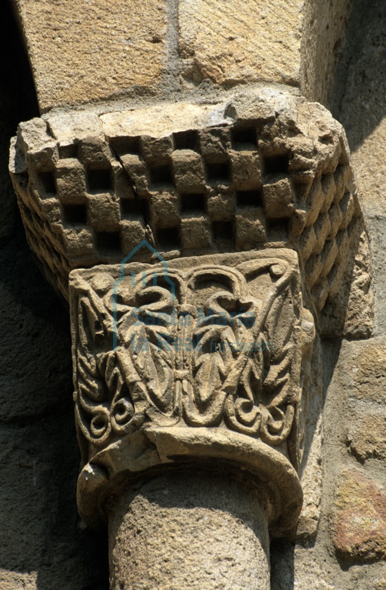Capitel de las arquerías del ábside central