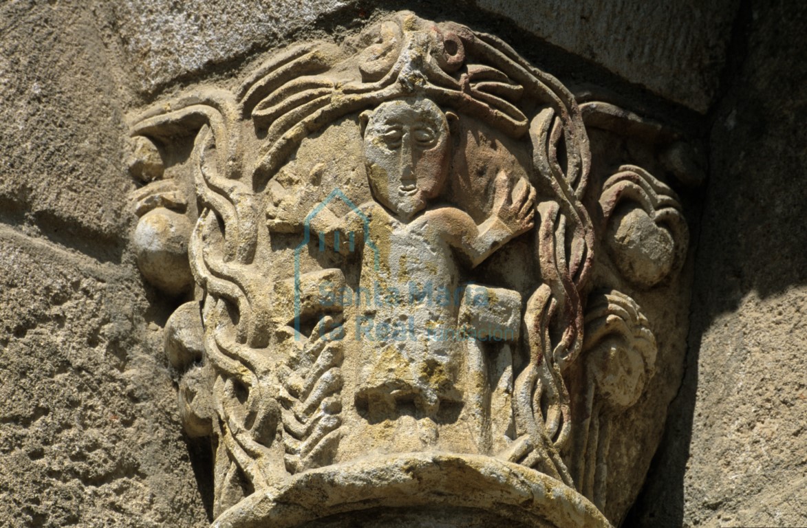 Capitel de la ventana sur del ábside central