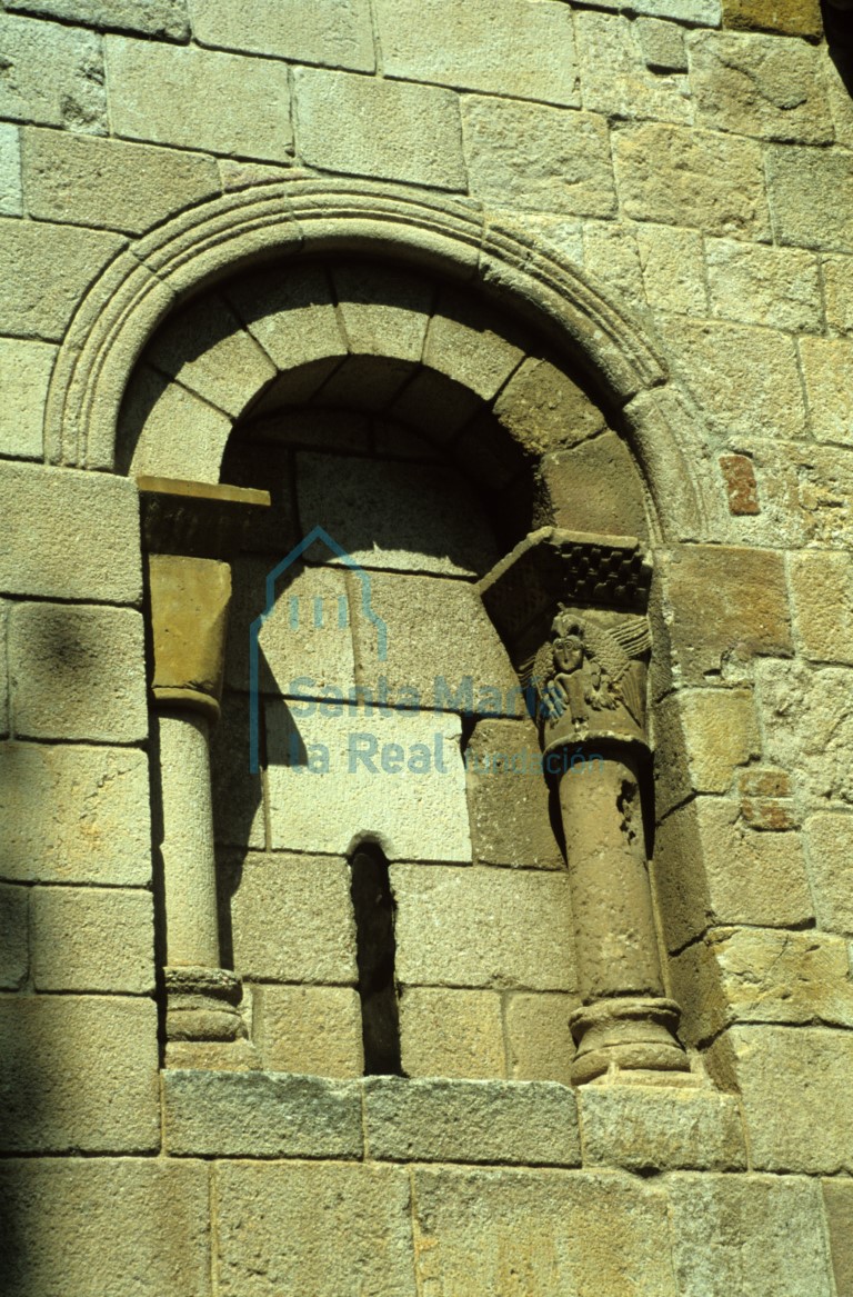 Ventana del ábside lateral