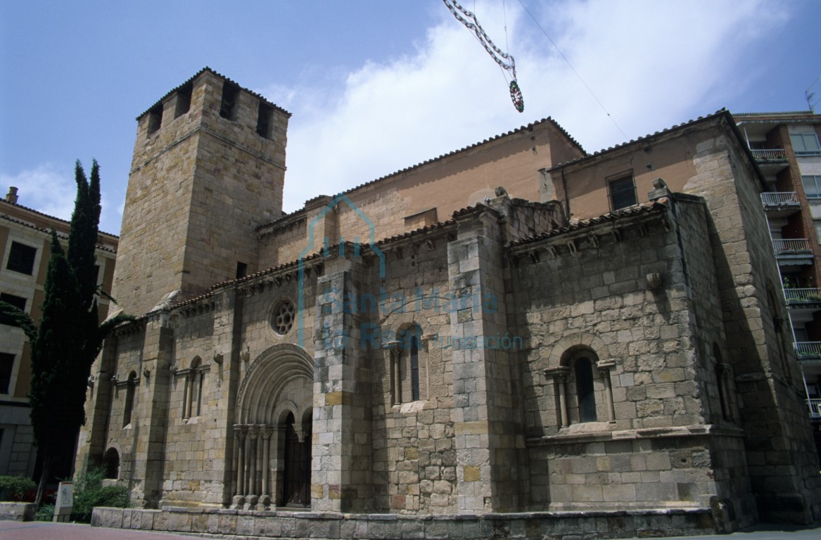 Fachada meridional de Santiago del Burgo Fachada meridional de Santiago del Burgo