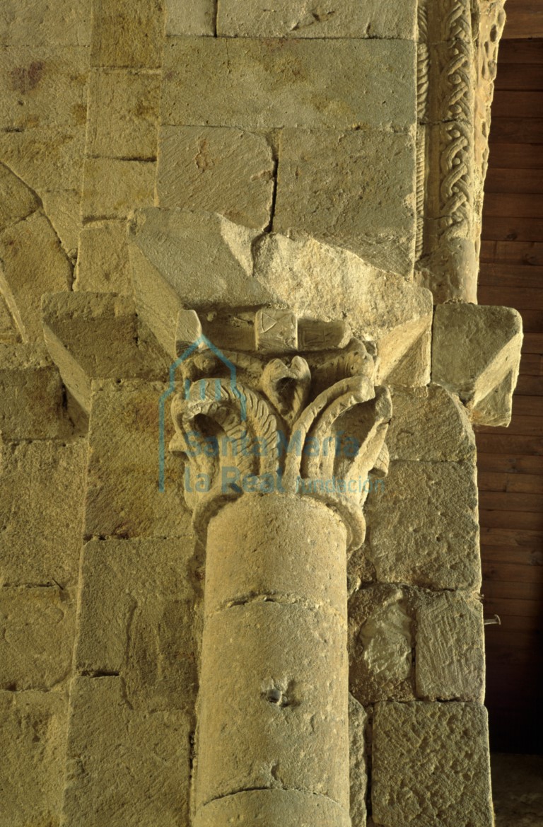 Capitel en el interior