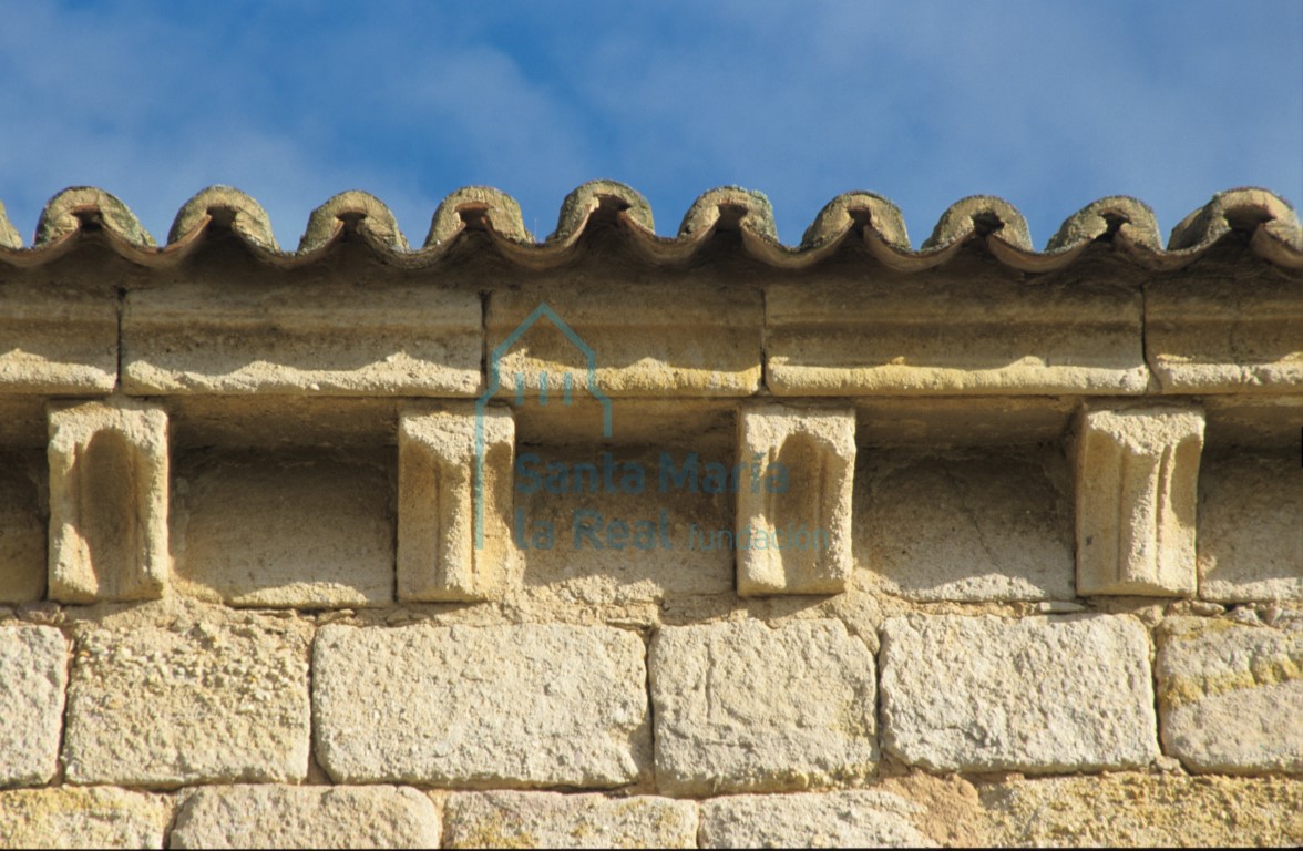 Detalle canecillos en el alero meridional