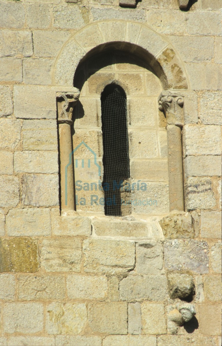 Detalle de la ventana sobre la portada meridional