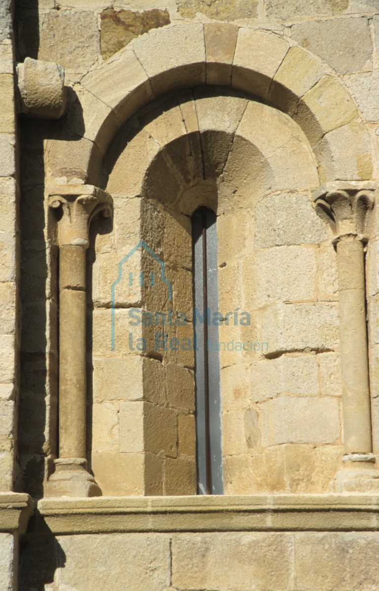 Ventana del muro sur de la cabecera