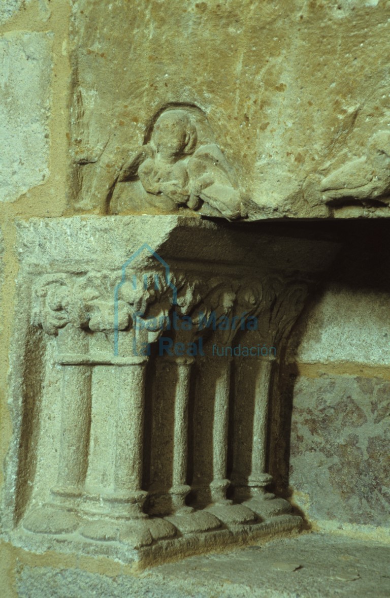 Detalle de las columnas en el sepulcro