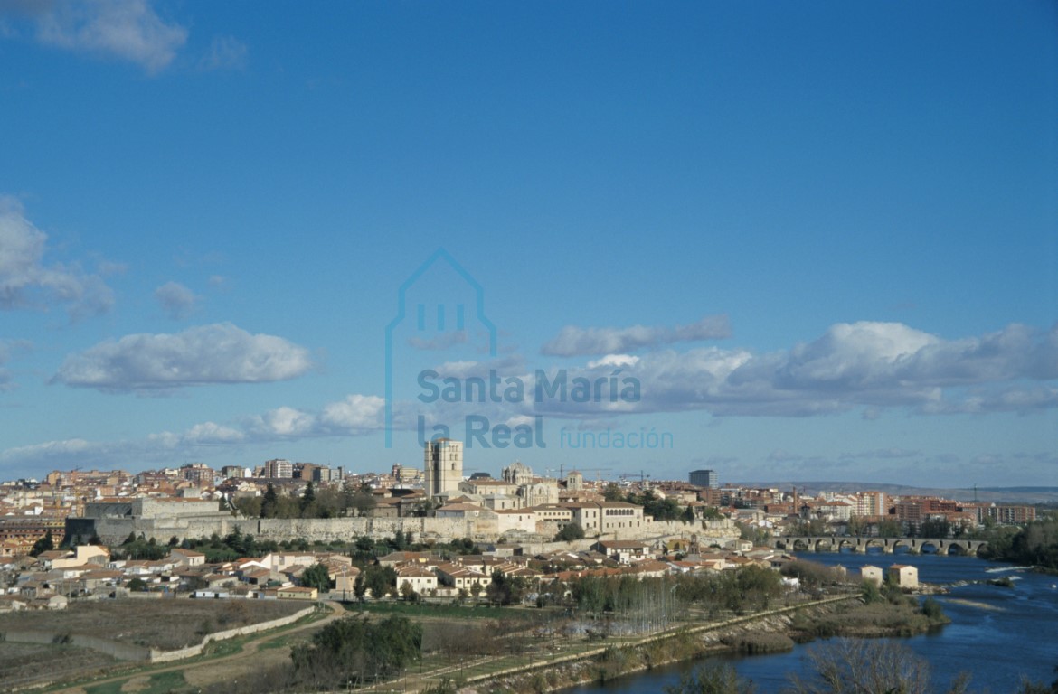 Vista panorámica de la catedral dentro de la ciudad