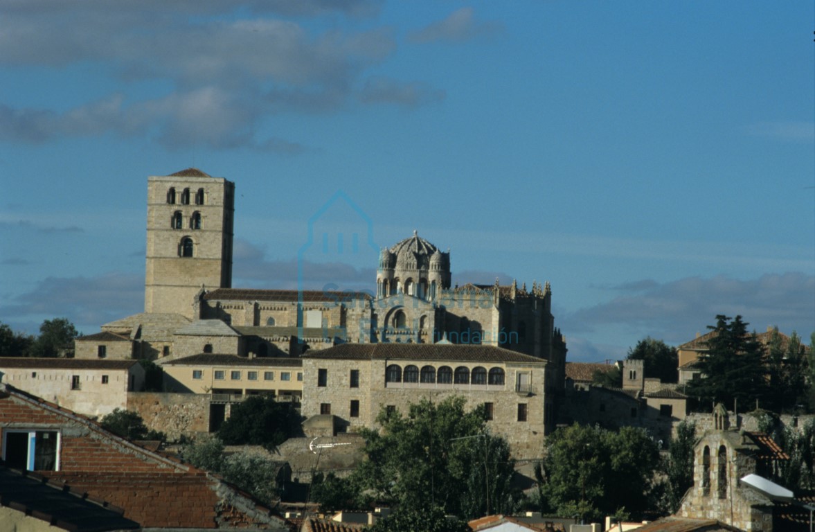 Exterior de la catedral desde la orilla izquierda del Duero