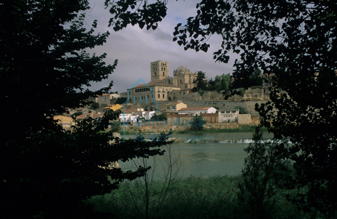 La catedral vista desde la orilla izquierda del Duero
