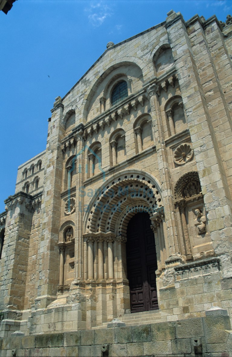 Portada del Obispo en la fachada meridional