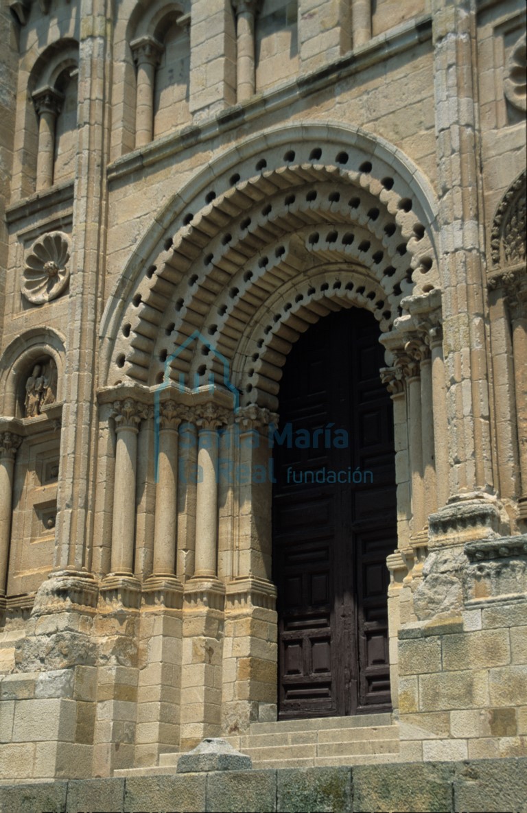 Portada del Obispo en la fachada meridional