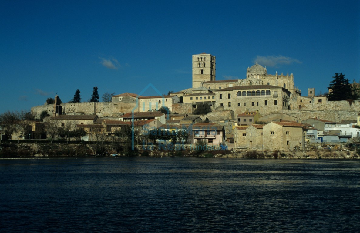 Exterior de la catedral visto desde la orilla del Duero