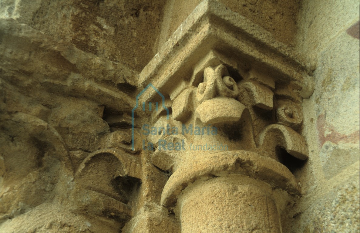 Detalle capiteles en el exterior del cimborrio Detalle capiteles en el exterior del cimborrio