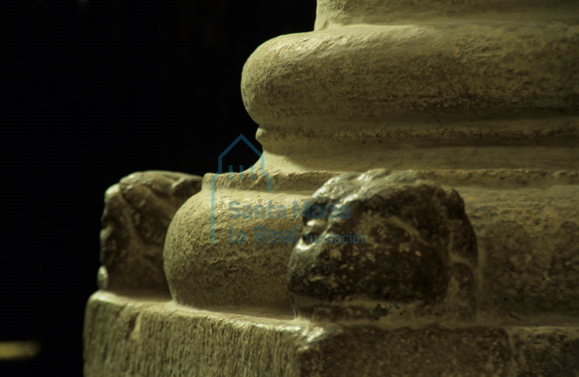 Detalle de una basa de la nave central