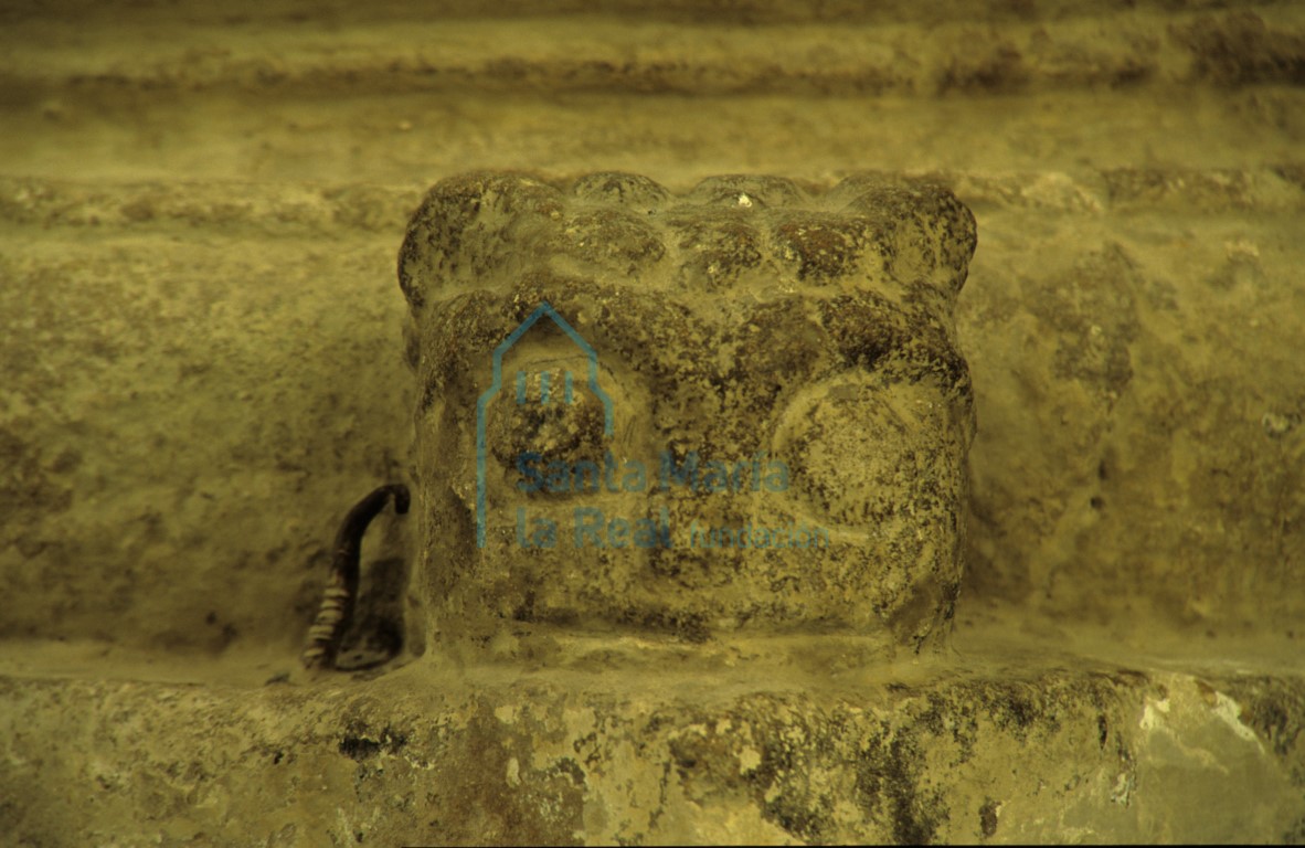 Detalle de la decoración de una basa en la nave central