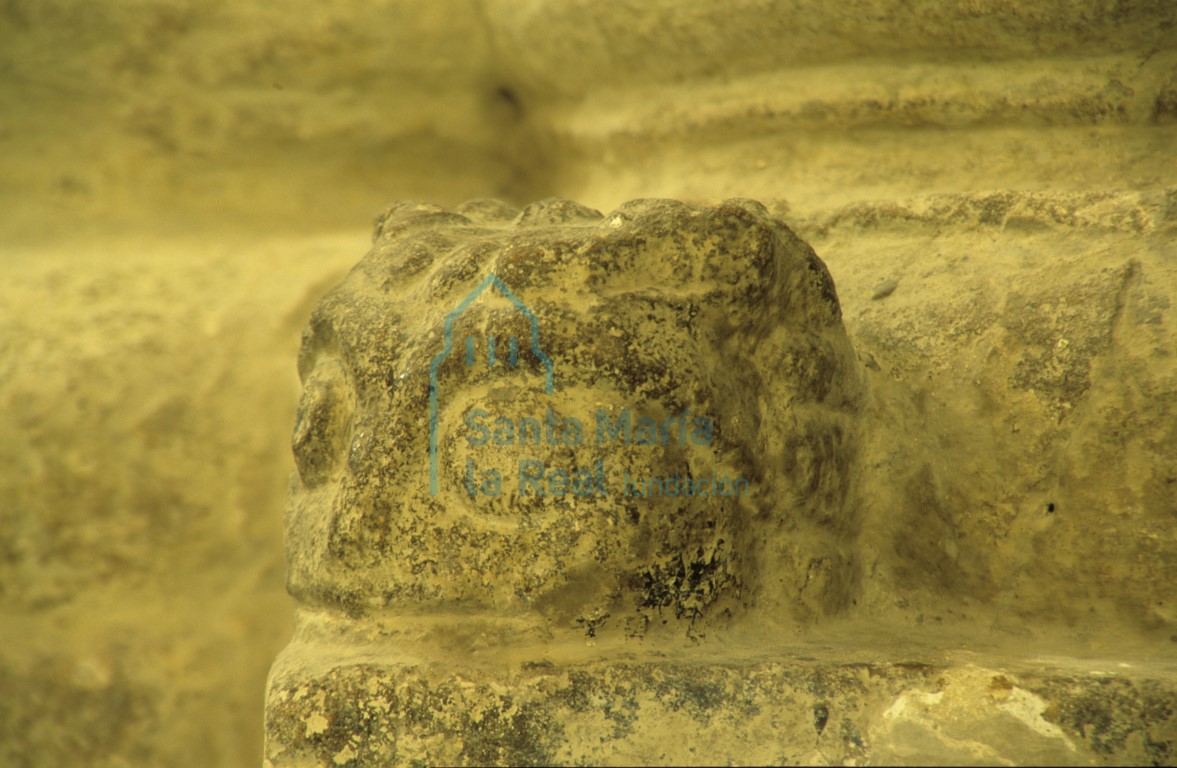 Detalle de la decoración de una basa en la nave central