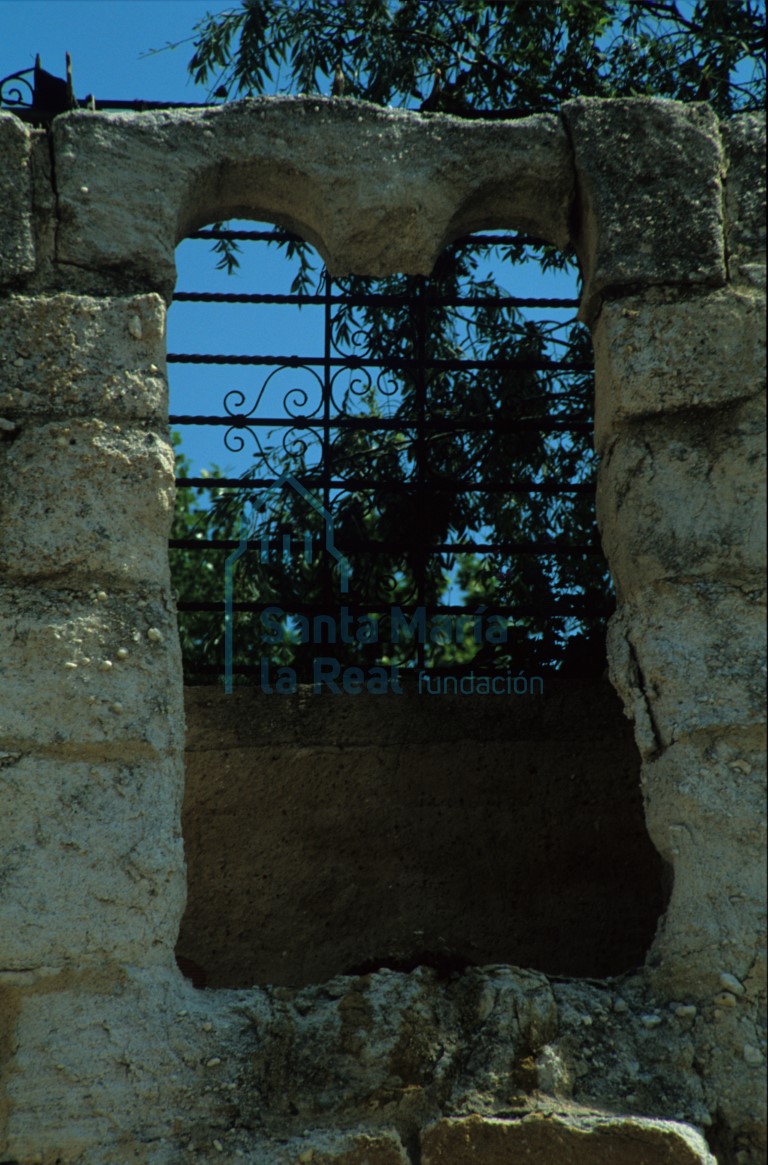 Detalle de una ventana ajimezada en la fachada meridional